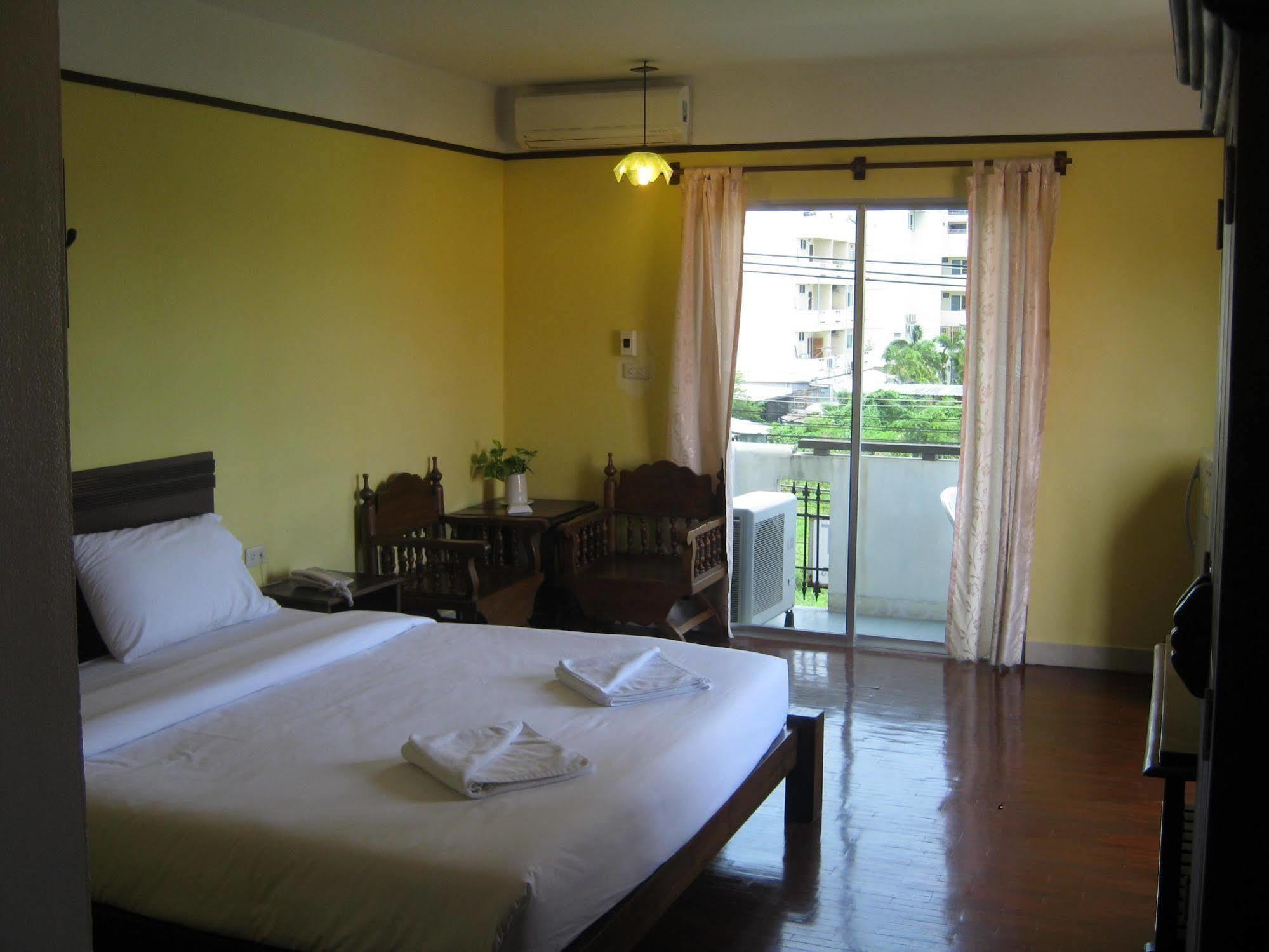 Baan Talay Hotel Патая Екстериор снимка